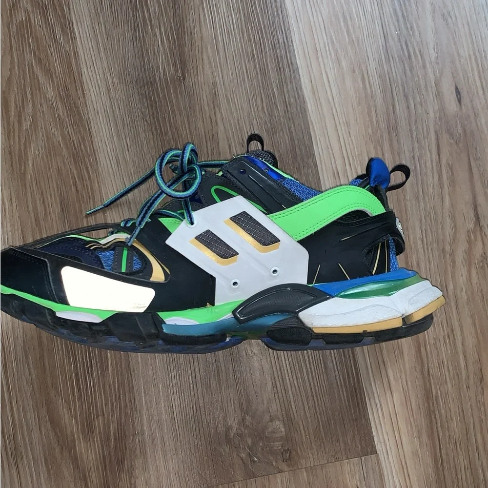 Balenciagas Tracks - Picture 4 of 5